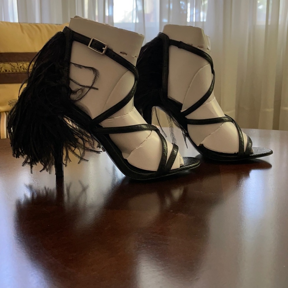 Black high-heel sandal with feathers